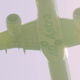 NotForSquares Arkadiusz Krzysztof - Dolny widok startującego samolotu z widocznymi silnikami, skrzydłami i podwoziem na tle jasnego nieba.