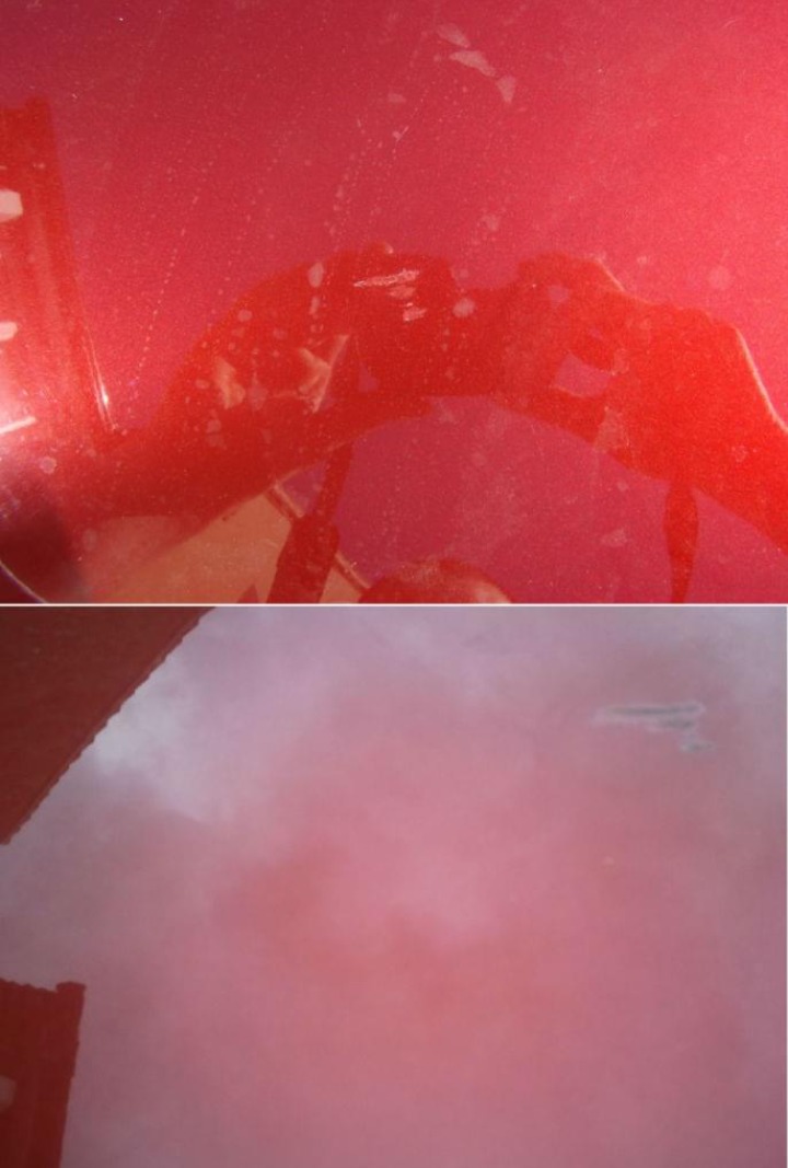 Czerwony lakier samochodowy z widocznymi zarysowaniami i smugami po czyszczeniu, ukazujący stan przed potencjalną renowacją.