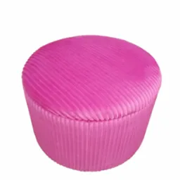 Różowy, okrągły puf z aksamitnym, prążkowanym obiciem na białym tle.