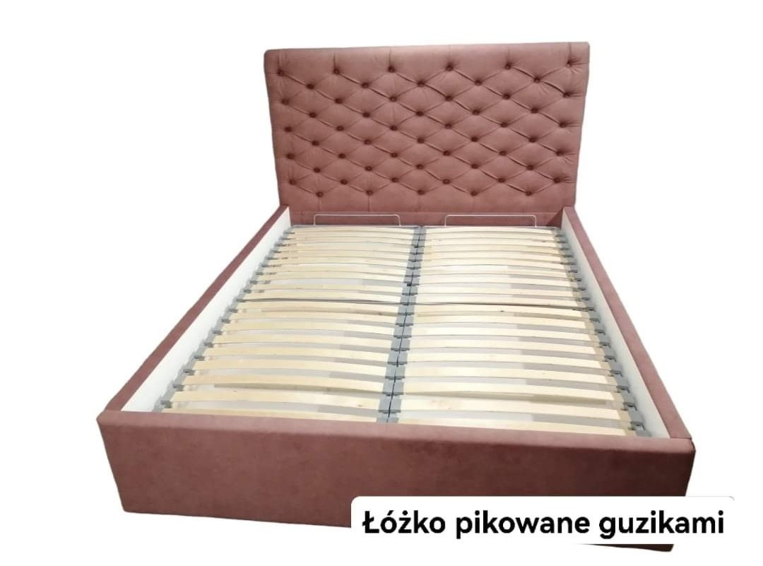 Różowe łóżko z pikowanym zagłówkiem i drewnianym stelażem, widok z przodu na puste wnętrze ramy.