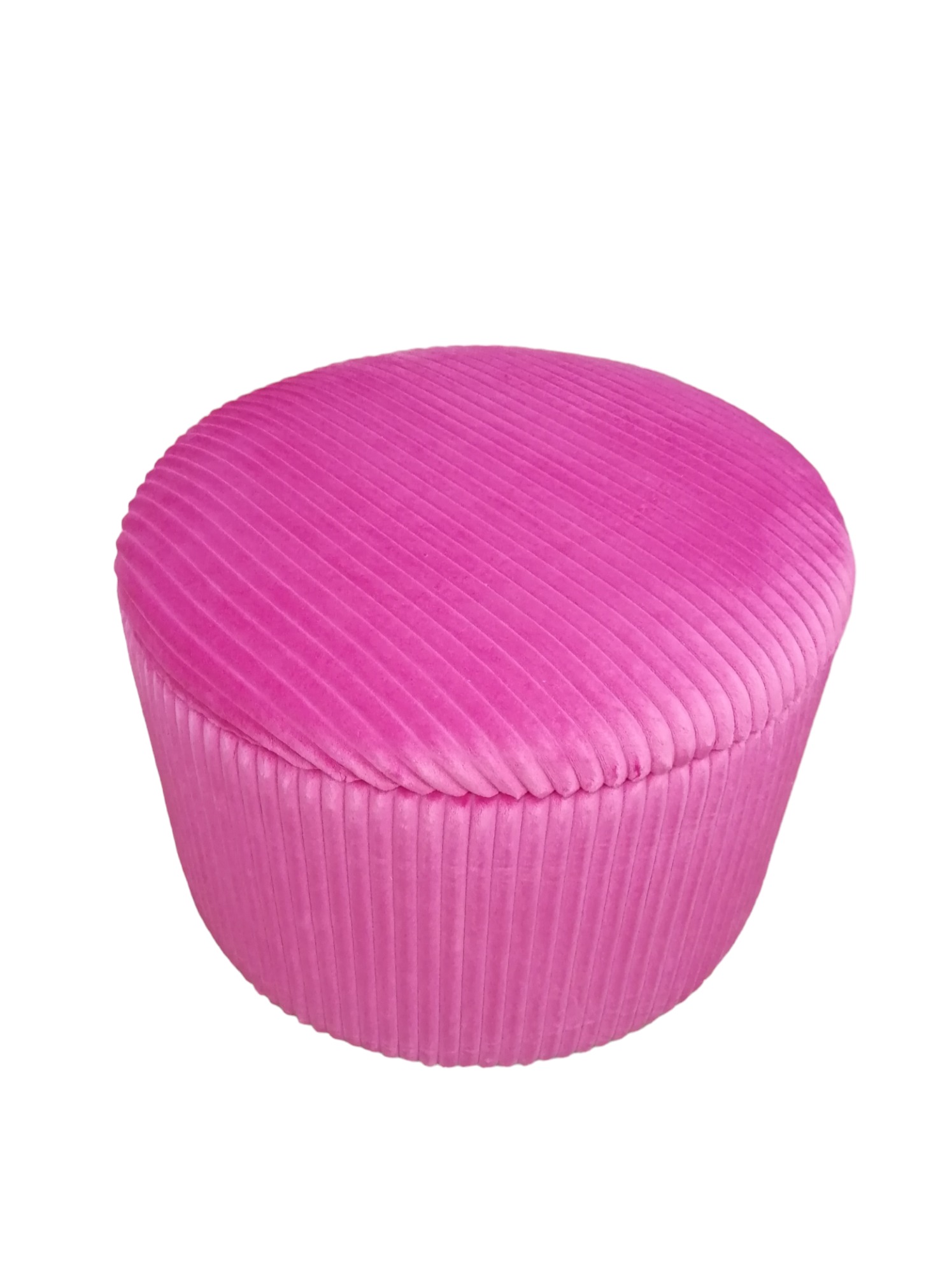 Różowy, okrągły puf z aksamitnym, prążkowanym obiciem na białym tle.