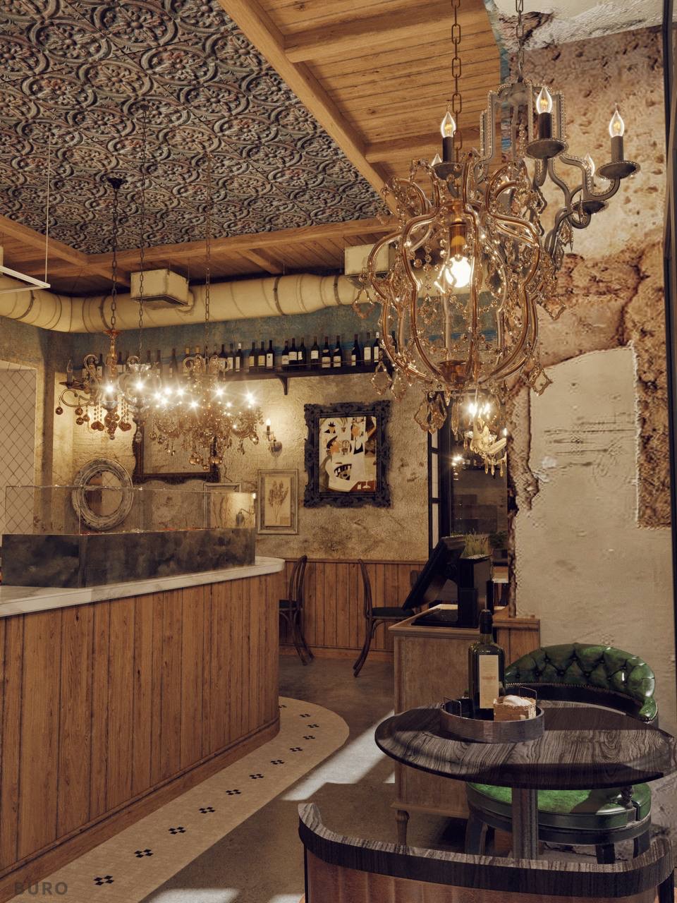 Wnętrze restauracji w stylu vintage z drewnianą ladą, ozdobnym sufitem i żyrandolami, widoczne fragmenty ściany z odsłoniętą cegłą i stolik z butelką wina.