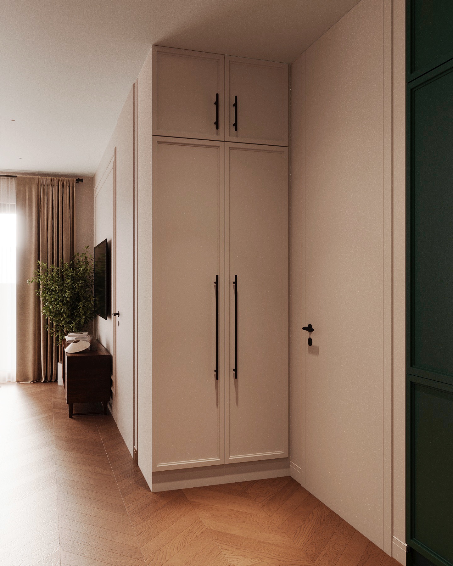 Wnętrze mieszkania z zabudową szafy w jasnym odcieniu, ciemnymi uchwytami i parkietem w jodełkę; w tle widoczny telewizor, roślina doniczkowa i zasłonięte okno.