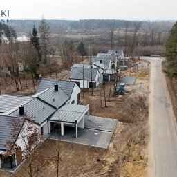 Inwestycja Leśny Widok, 8 lokali mieszkalnych po 120m2 każdy,  technologia budowy tradycyjna, czas realizacji od stanu zero do stanu deweloperskiego 7 miesięcy, w większości tych budynków przeprowadziliśmy kompleksowe prace wykończeniowe