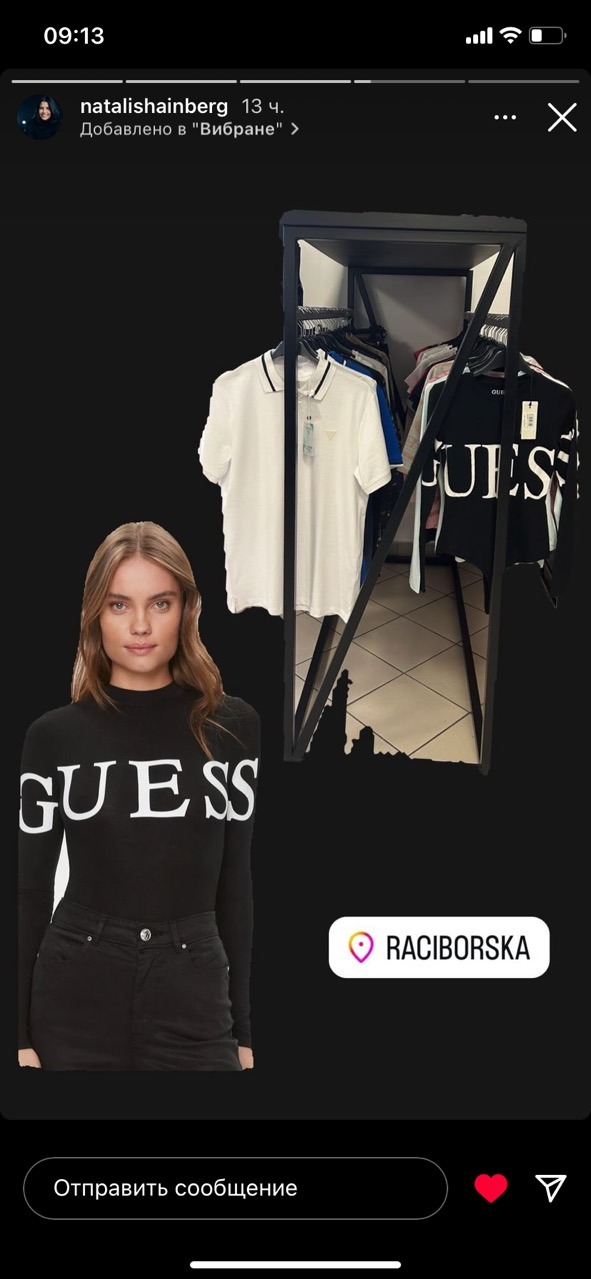Ekspozycja odzieży marki Guess: biała koszulka polo z metką na wieszaku, czarna koszulka z napisem Guess na wieszaku oraz modelka w czarnym body z napisem Guess, na czarnym tle.