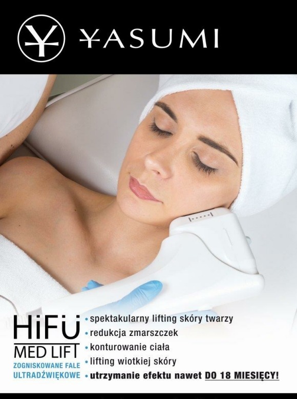 Kobieta z zamkniętymi oczami podczas zabiegu HIFU na twarz, urządzenie przykładane do policzka, rękawica ochronna, biały ręcznik na głowie, logo Yasumi u góry.