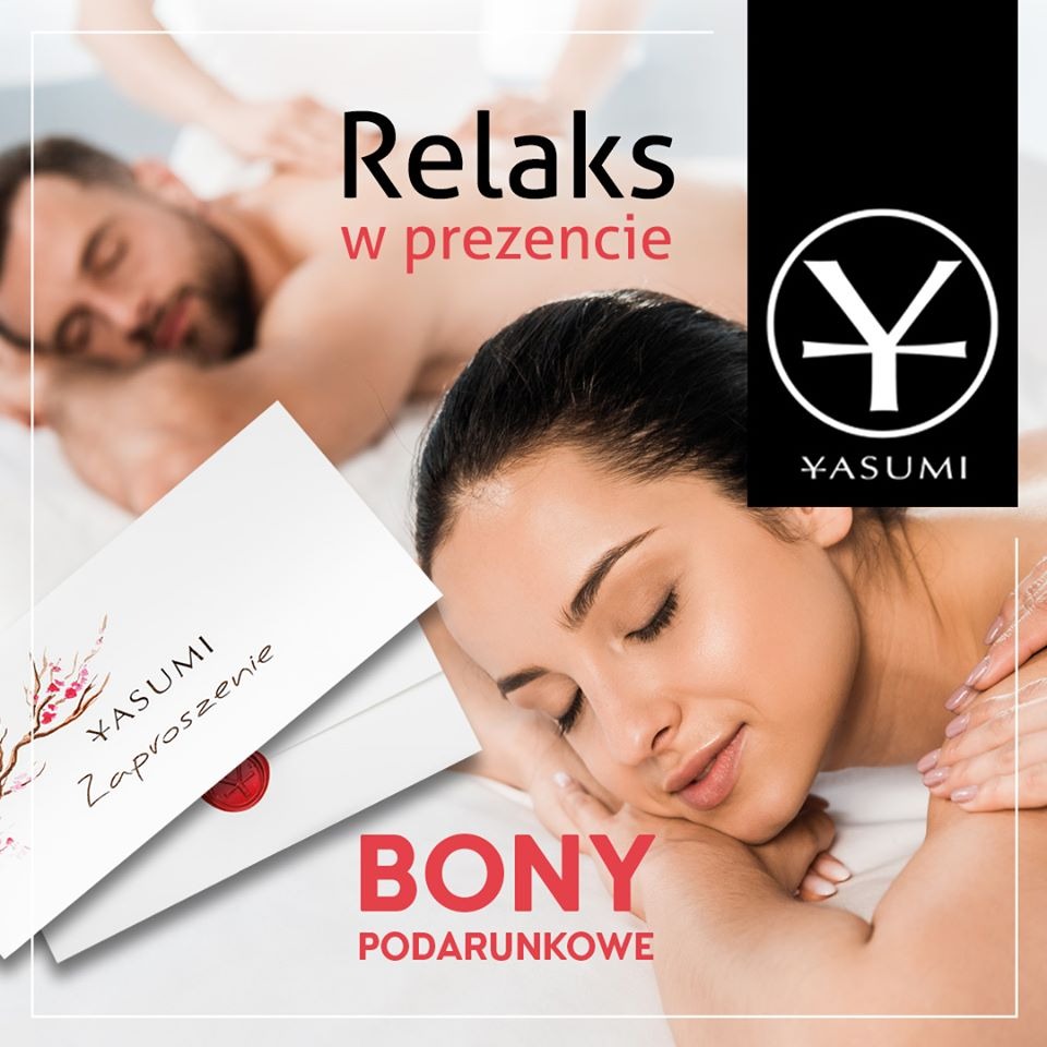 Kobieta i mężczyzna podczas relaksującego masażu, widoczne zaproszenia i logo Yasumi, bony podarunkowe.