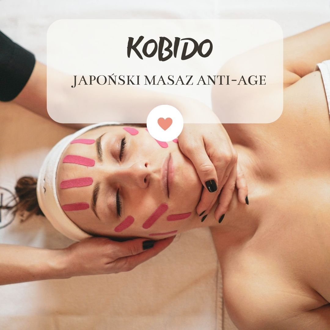 Kobieta z zamkniętymi oczami podczas japońskiego masażu Kobido z różowymi plastrami kinesiotaping na twarzy, wykonywanego przez masażystkę z czarnym manicure.