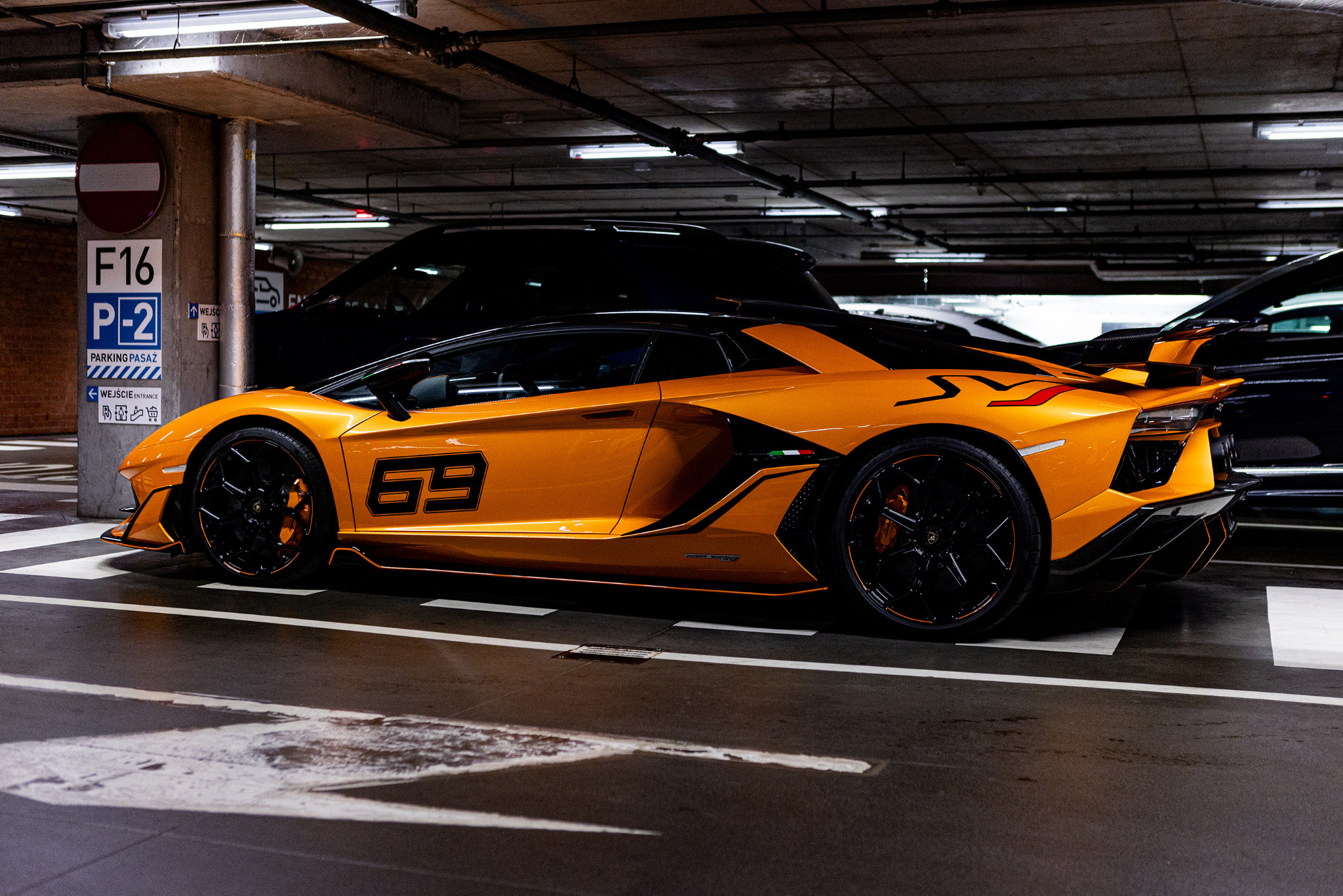 Lamborghini Aventador SVJ sesja w garażu podziemnym.