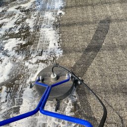 ProBart Bartosz Prokulski - Czyszczenie kostki brukowej za pomocą myjki ciśnieniowej z okrągłą dyszą, widoczny efekt czyszczenia i brudna piana.