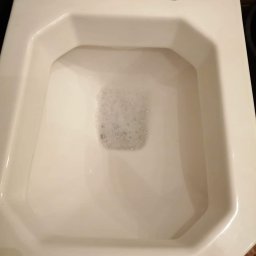 FRESH & CLEAN - Ceramiczna muszla klozetowa marki Duravit wypełniona wodą z widocznymi bąbelkami piany po środku czyszczącym.