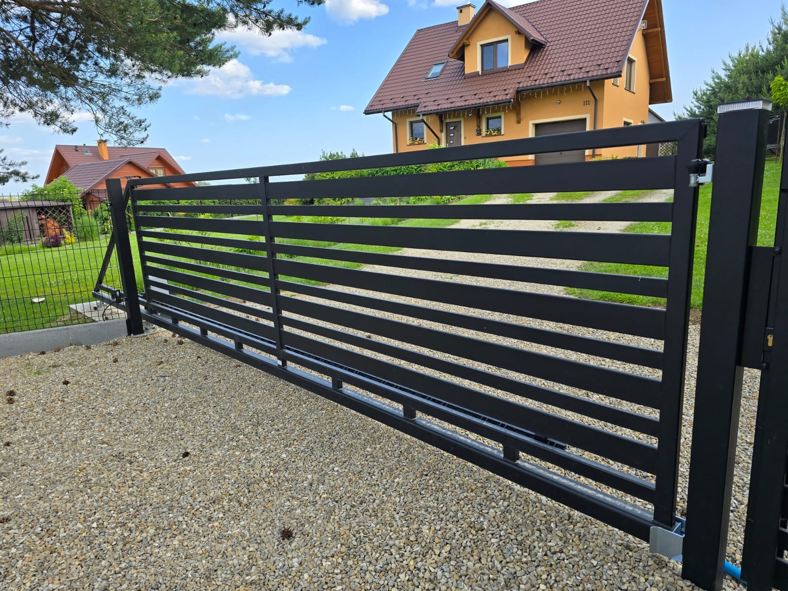 Stalowa brama, przesuwna w kolorze czarnym (RAL 9005)