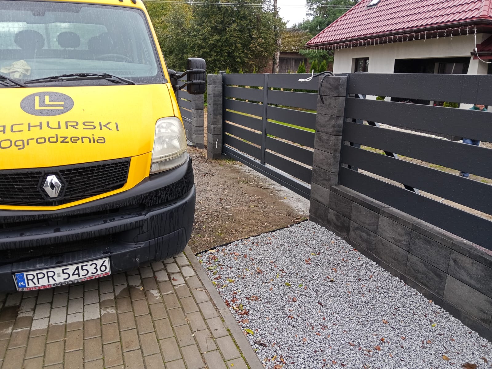 Realizacja ogrodzenia u klienta, przęsła ogrodzeniowe w kolorze antracyt (RAL 7016) Brama przesuwna+furtka