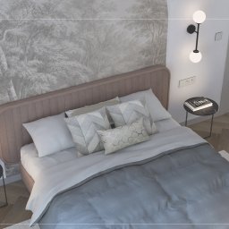 DSK Architecture & Design Pracownia Architektury, Projektowanie Wnętrz - Nowoczesna sypialnia z łóżkiem z wezgłowiem w kolorze pudrowego różu, tapetą z motywem leśnym i lampami ściennymi w kształcie kul. Parkiet ułożony w jodełkę.