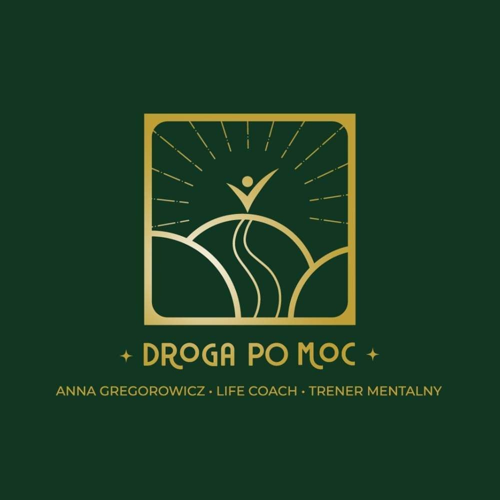 Złote logo na ciemnozielonym tle przedstawiające stylizowany krajobraz z drogą wiodącą na szczyt, nad którym znajduje się postać z rozłożonymi ramionami symbolizująca sukces. Pod grafiką napis...