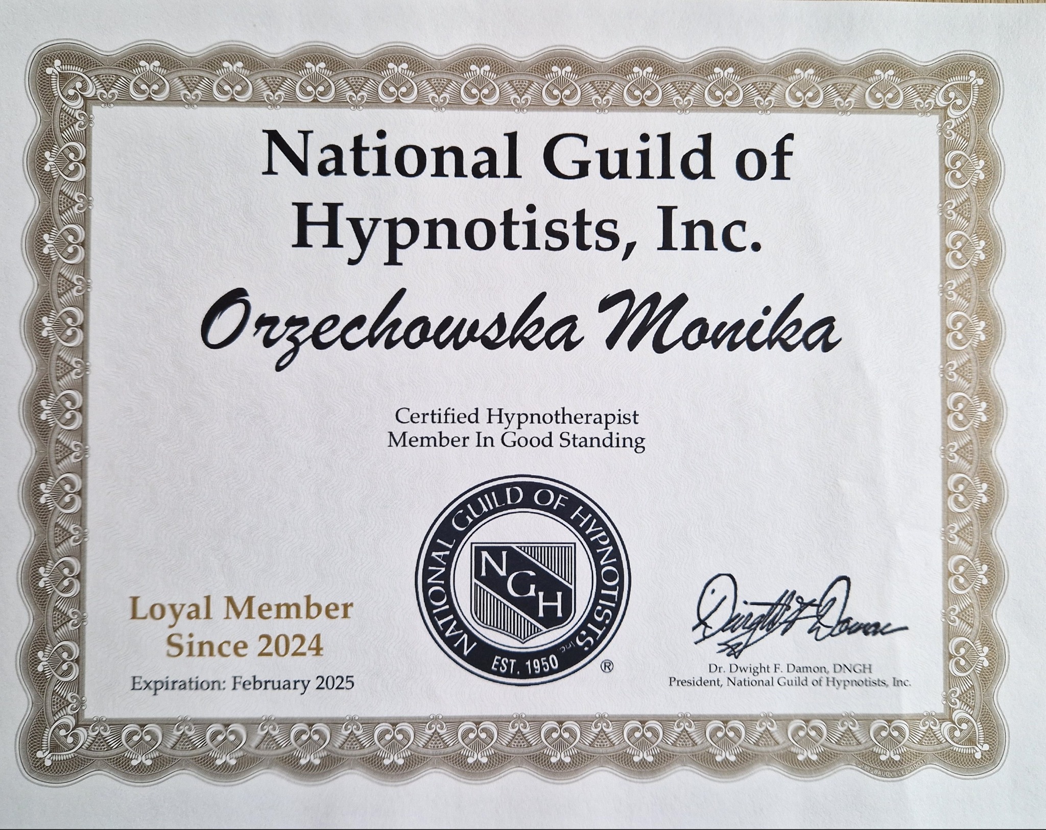Certyfikat National Guild of Hypnotists, Inc. dla Moniki Orzechowskiej, potwierdzający status certyfikowanego hipnoterapeuty, z datą ważności do lutego 2025.