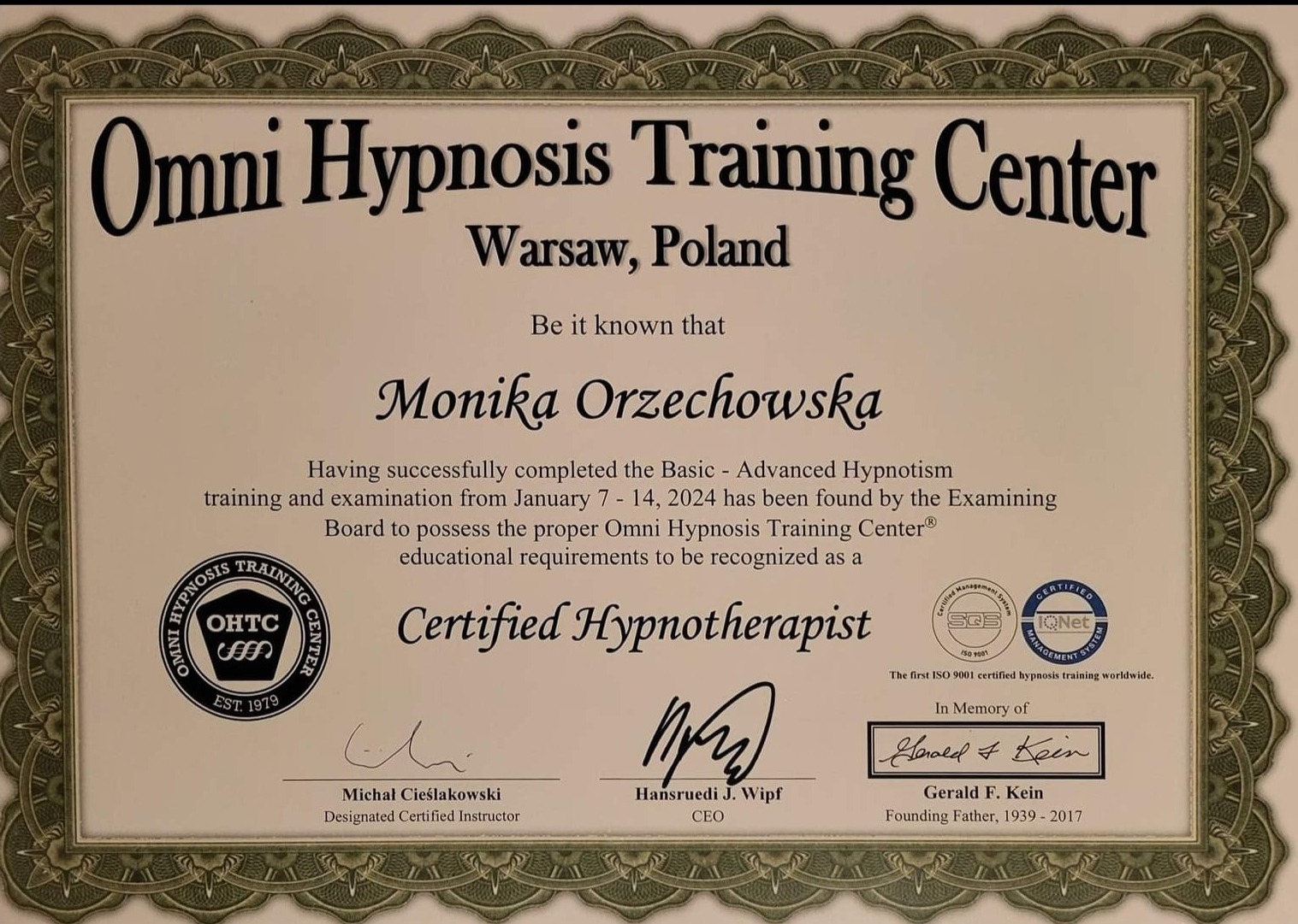 Certyfikat ukończenia szkolenia z hipnoterapii wydany przez Omni Hypnosis Training Center w Warszawie dla Moniki Orzechowskiej, z datą ukończenia styczeń 2024, z podpisami Michała Cieślakowskiego...