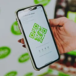 Aplikacja mobilna - wirtualny klucz do otwierania drzwi do sklepu samoosbługowego 24/7