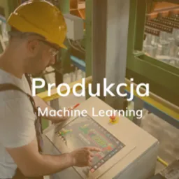 Pracownik w kasku i okularach ochronnych obsługuje panel dotykowy maszyny produkcyjnej, monitorując proces zautomatyzowanej linii produkcyjnej.