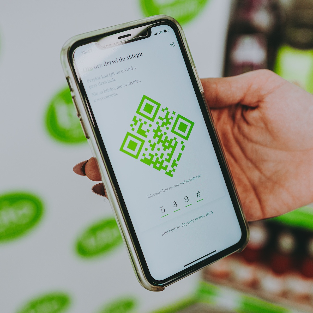 Aplikacja mobilna - wirtualny klucz do otwierania drzwi do sklepu samoosbługowego 24/7