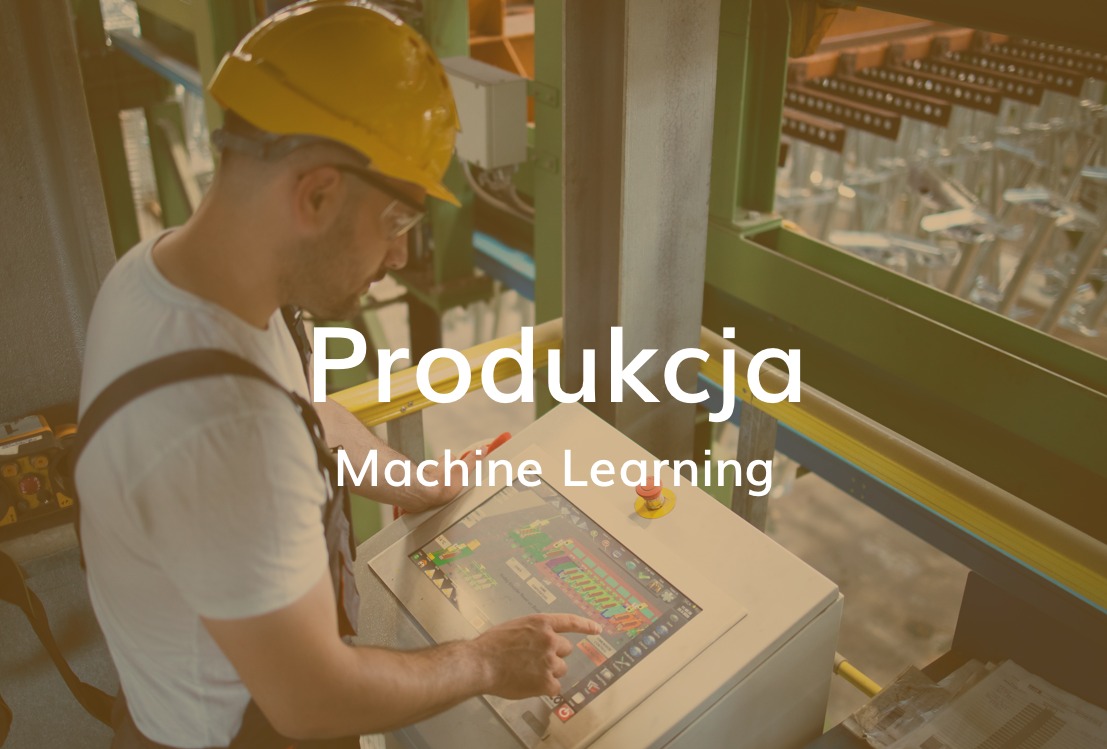 Pracownik w kasku i okularach ochronnych obsługuje panel dotykowy maszyny produkcyjnej, monitorując proces zautomatyzowanej linii produkcyjnej.
