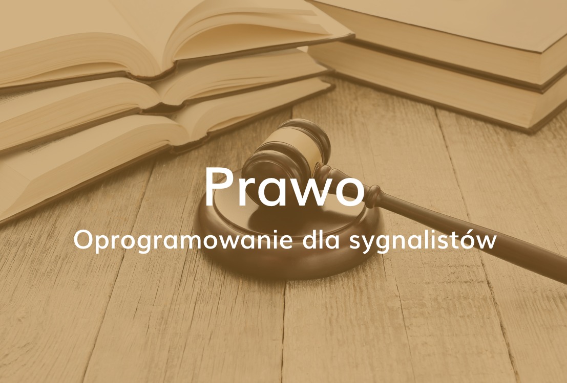 Drewniany stół z ułożonymi książkami i sędziowskim młotkiem; na pierwszym planie napis 'Prawo' i 'Oprogramowanie dla sygnalistów'.
