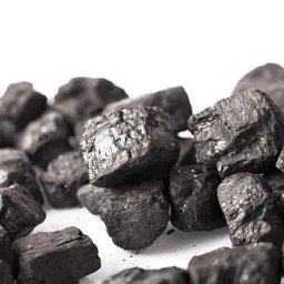 PRODUKCJA HANDEL USŁUGI PORA BOGUMIŁ PORA - Kupa błyszczącego, czarnego węgla kamiennego na białym tle, z wyraźnie widoczną strukturą i nierówną powierzchnią brył.