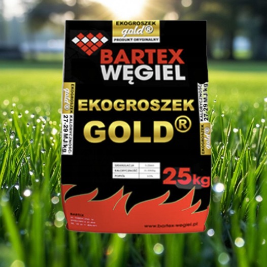 Worek ekogroszku GOLD marki Bartex Węgiel, o gramaturze 25kg, umieszczony na tle zielonej trawy z kroplami rosy, z widocznym logo i parametrami produktu.