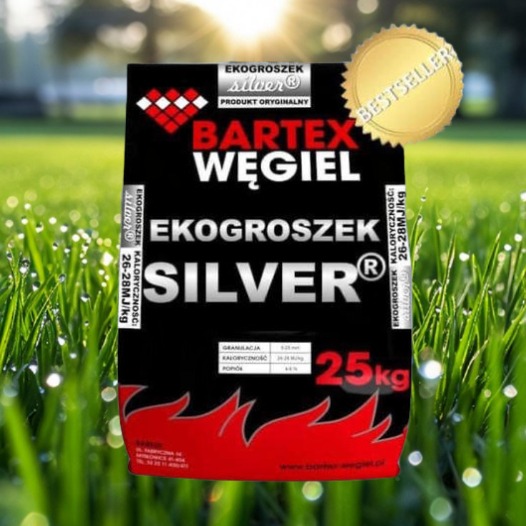 Czarny worek ekogroszku SILVER na tle zielonej trawy z kroplami rosy, z widocznym złotym oznaczeniem 'BESTSELLER' na worku.