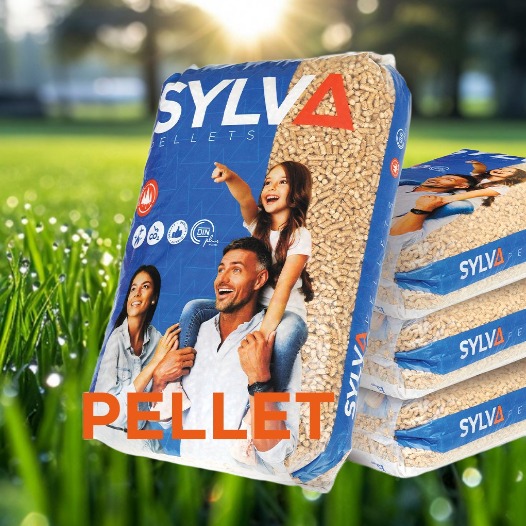 Stos worków z pelletem drzewnym marki SYLVA na tle zielonej trawy, worek z grafiką rodziny i certyfikatem DIN PLUS A1.