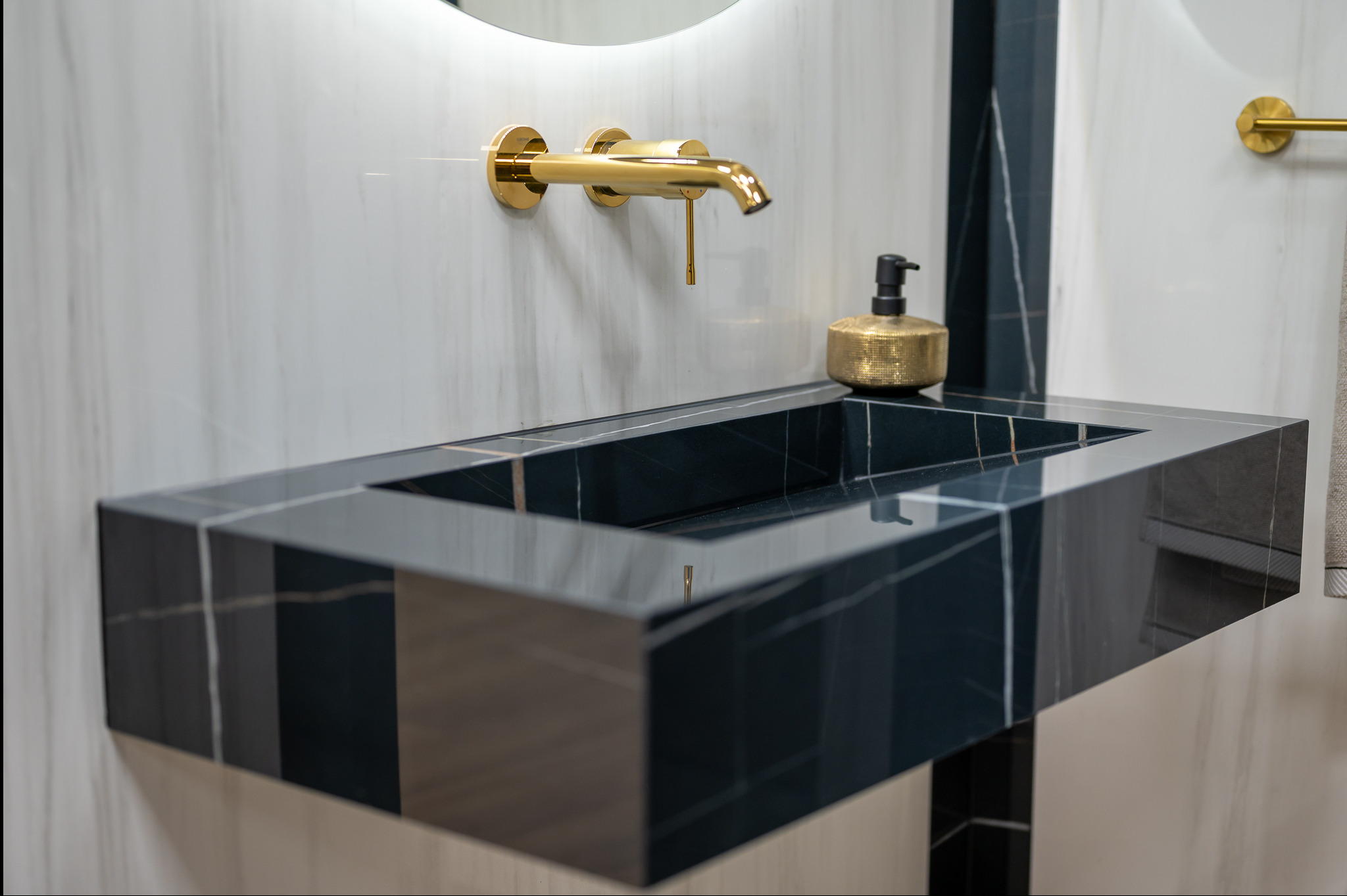 Umywalka stworzona przez naszą ekipę z płyt Sahara Noir od Italgraniti.