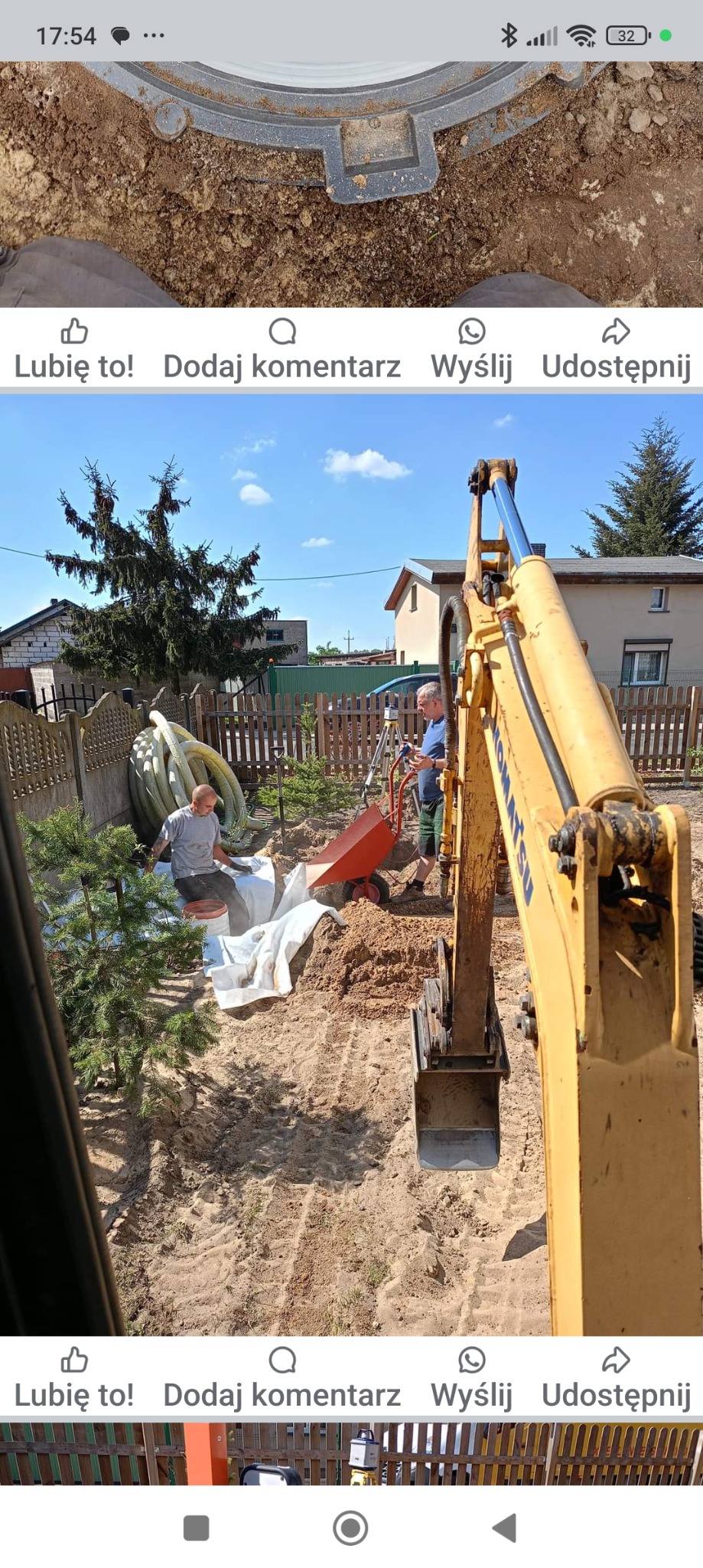 Prace ziemne w ogrodzie: żółta koparka w trakcie wykopywania ziemi, obok pracownik siedzący na wiadrze i układający białą tkaninę, drugi pracownik z niwelatorem i taczką w tle.