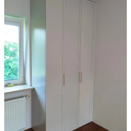 SN COMPANY SERHII NOVOMODNYI - Biała, wysoka szafa z trzema segmentami, zintegrowana z wnęką w pokoju, z widocznym oknem i grzejnikiem.