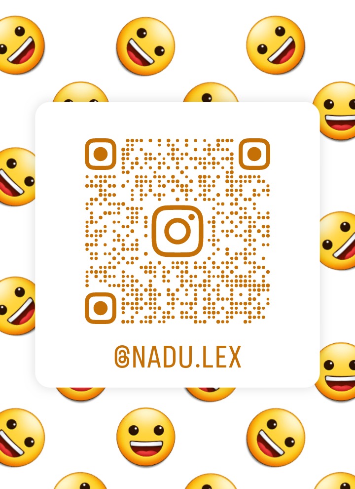 QR kod z logo Instagrama i nazwą użytkownika @NADU.LEX na białym tle z zaokrąglonymi rogami, otoczony wzorem z żółtych emotikonów z uśmiechem i wystającym językiem.