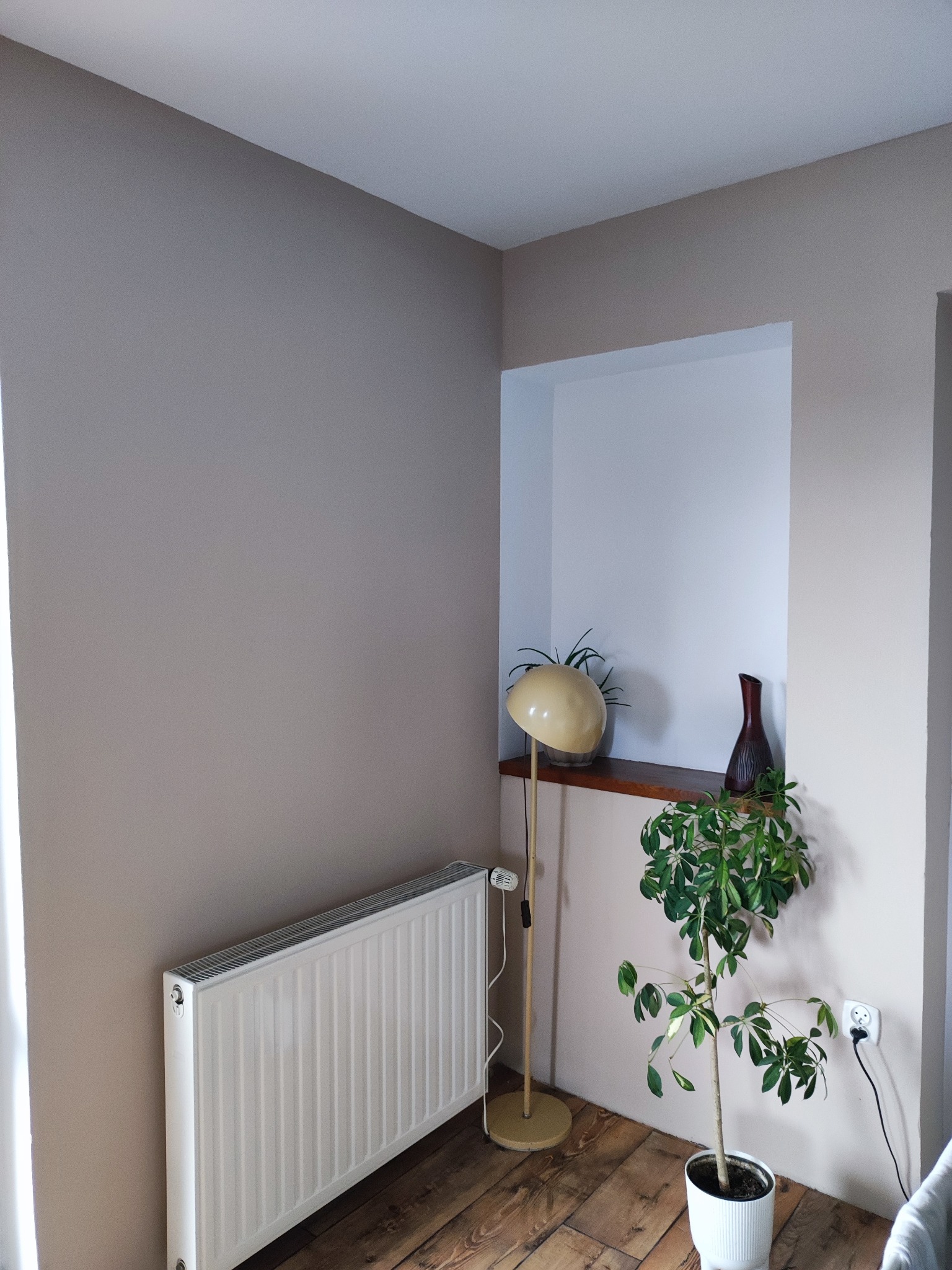 Usuniecie poprzedniej pokrywy, kladzenie gladzi i malowanie