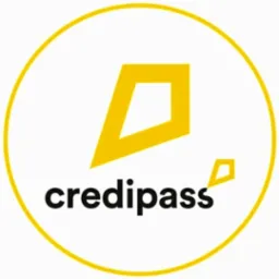 Logo firmy Credipass: czarny napis 'credipass' z żółtym, geometrycznym symbolem powyżej i małym akcentem graficznym nad literą 's', całość otoczona żółtym okręgiem na białym tle.