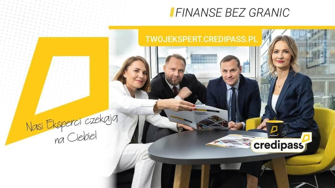 Czterech ekspertów finansowych prezentuje ofertę, siedząc przy okrągłym stole w nowoczesnym biurze z napisem 'Finanse bez granic' i logo firmy.