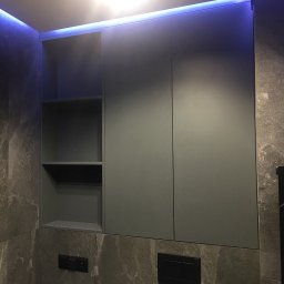 SoBo - Szara szafka łazienkowa z otwartymi półkami i podświetleniem LED, zamontowana na ścianie z marmurowym wzorem.