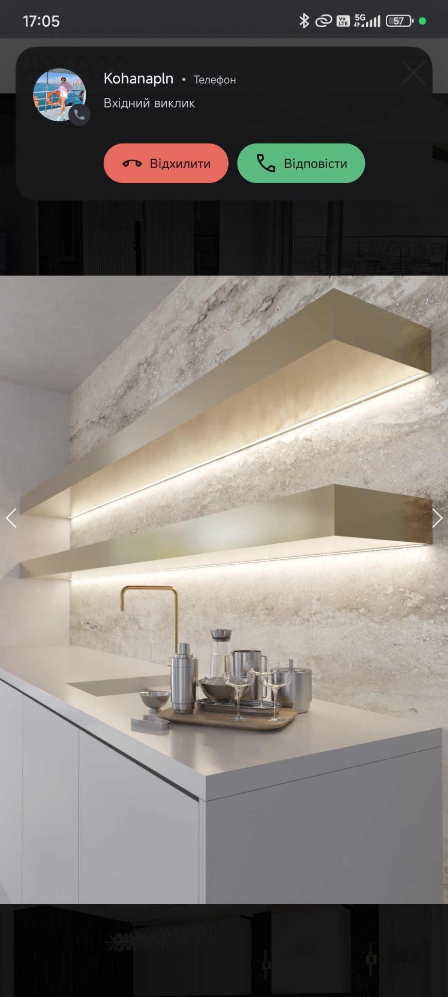 Nowoczesna kuchnia z białymi szafkami, złotymi półkami podświetlanymi LED i zestawem barmańskim na blacie.