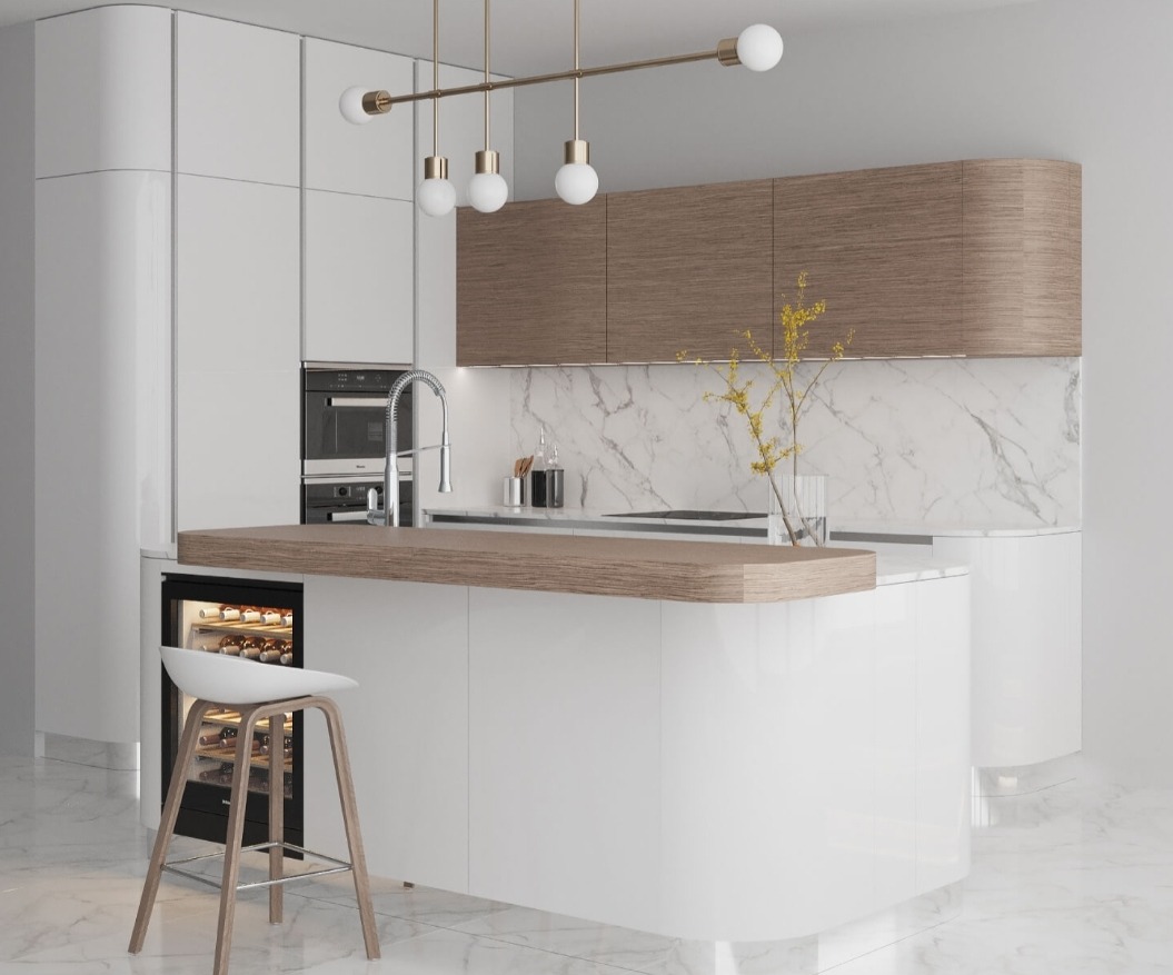Nowoczesna kuchnia z białymi, zaokrąglonymi szafkami, drewnianymi akcentami i marmurowym backsplashiem, oświetlona wiszącymi lampami kulami, z barkiem i wbudowaną chłodziarką do wina...