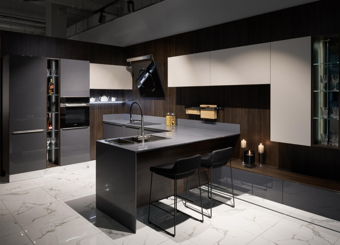 Nowoczesna kuchnia w odcieniach szarości i bieli z wyspą kuchenną, marmurową podłogą i dekoracyjnym oświetleniem świecami.