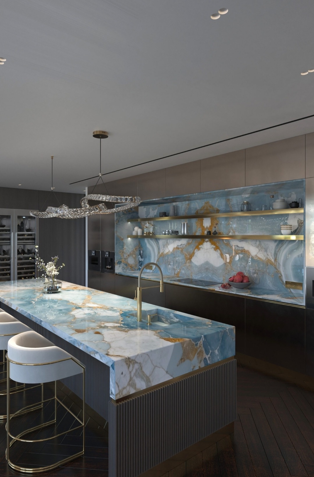 Luksusowa kuchnia z wyspą o blacie z niebieskiego marmuru, złotą armaturą i dekoracyjnym oświetleniem, widok na półki z naczyniami i wbudowaną chłodziarkę do wina.