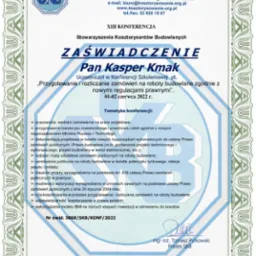 Skan zaświadczenia o uczestnictwie w XIII Konferencji Stowarzyszenia Kosztorysantów Budowlanych dla Pana Kaspera Kmaka, z wyszczególnioną tematyką konferencji dotyczącą zamówień publicznych...