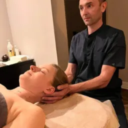 Jednym z chwytów głowy podczas zabiegu modelowanie twarzy. Za pomocą tego uchwytu usuwamy napięcie w brzuchu.