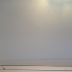 Dapamogu device - Biały sufit po malowaniu z widoczną listwą karniszową, delikatna faktura powierzchni i oświetlenie górne.