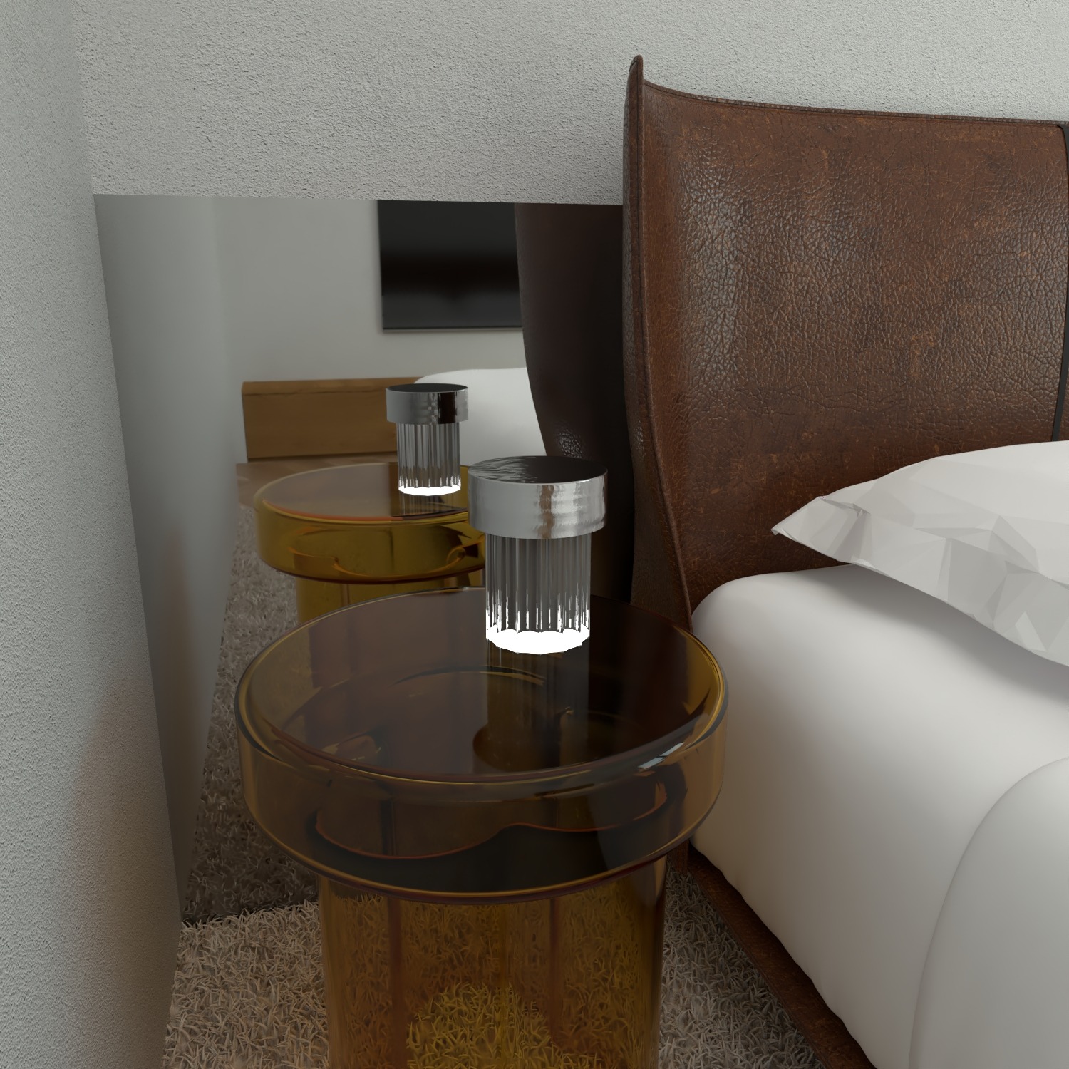 Sypialnia z brązowym wezgłowiem łóżka, białą pościelą i przezroczystymi, bursztynowymi stolikami nocnymi z lampkami.