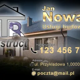 Wizytówka firmy budowlanej z logo przedstawiającym dom, dane kontaktowe i adres e-mail na tle domu jednorodzinnego.