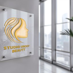 MARCIN FLAJSZER HANDEL I USŁUGI - Elegancki szyld z pleksi, z graficznym wizerunkiem profilu kobiety i napisem 'Studio Urody Beauty', zamocowany na ścianie, z widokiem na okno i roślinę w tle.