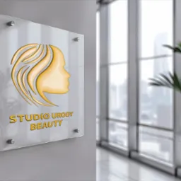 Elegancki szyld z pleksi, z graficznym wizerunkiem profilu kobiety i napisem 'Studio Urody Beauty', zamocowany na ścianie, z widokiem na okno i roślinę w tle.