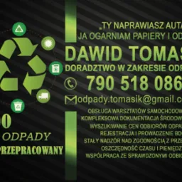 Grafika wizytówki z zielonym symbolem recyklingu i danymi kontaktowymi firmy Dawid Tomasik - doradztwo w zakresie odpadów, na czarnym tle.